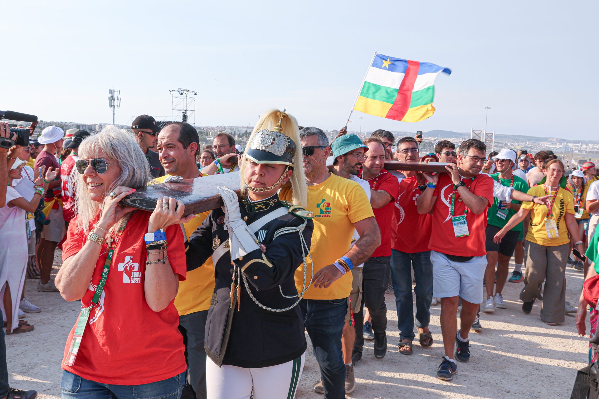 Lisboa 2023 Símbolos da JMJ chegam ao Parque Tejo de barco c fotos