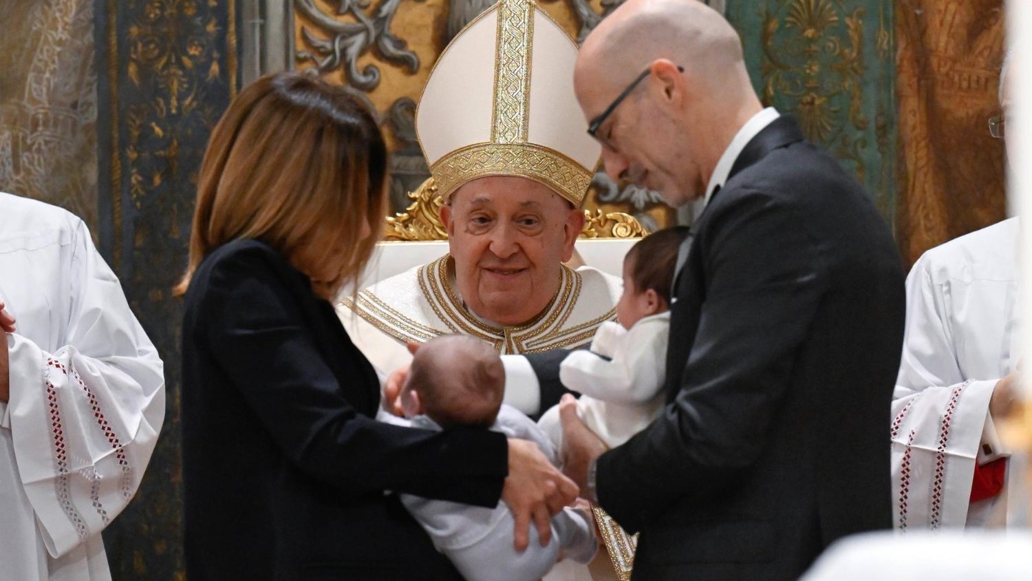 Vaticano Papa Batiza Crian As E Diz Que Elas D O Exemplo De