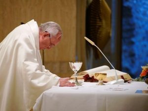 Covid-19: Papa Francisco reza pelos agentes de saúde que assistem pessoas com deficiência