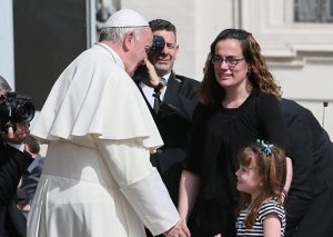 Família: «O rosto luminoso da fé num tempo de dificuldade, de sofrimento e pobreza» - Papa