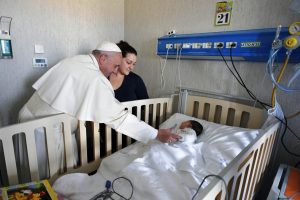Roma: Papa faz visita surpresa a hospital pediátrico