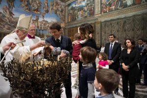 Vaticano: Papa batiza 34 bebés e pede que famílias ensinem «dialeto» do amor