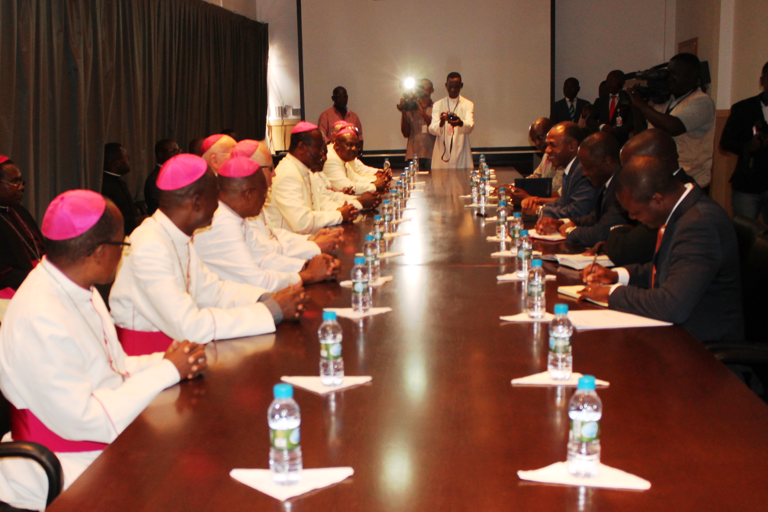 Angola Bispos saúdam possibilidade de extensão do sinal da Rádio