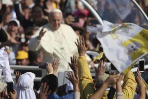 Papa no Chile: «Felizes aqueles que são capazes de sujar as mãos e trabalhar para que outros alcancem a paz»