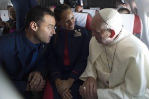 Vaticano: Papa explica decisão de casar assistentes de bordo durante voo no Chile