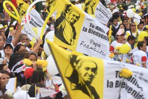 Peru: Papa recebido em festa pelas ruas de Lima