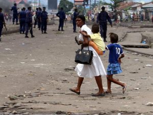 República Democrática do Congo: Polícia invadiu igrejas em perseguições a manifestantes contra presidente