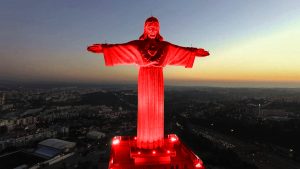 Direitos Humanos: Cristo-Rei ilumina-se de vermelho para lembrar perseguição aos cristãos
