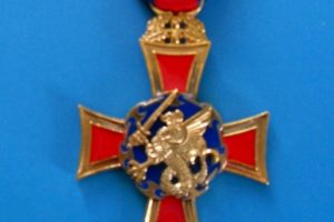 Igreja: Bispo do Ordinariato Castrense distinguido com a medalha da Cruz de São Jorge