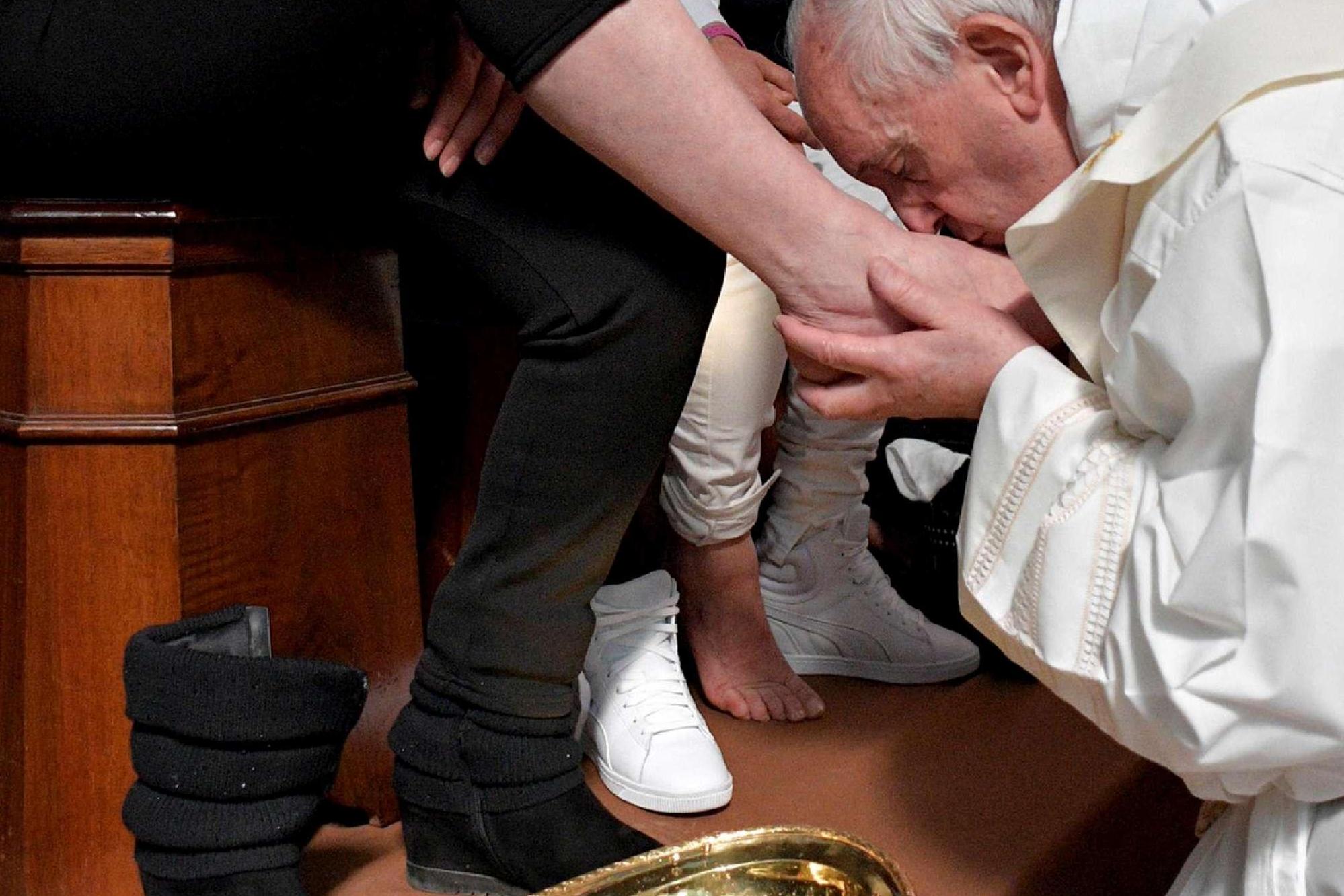 Papa ne. Целование папской туфли. Папа Римский целует ноги. Ботинки священника. Священник без обуви.