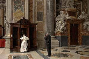 Vaticano: Papa confessa-se e confessa fiéis em dia dedicado à Reconciliação