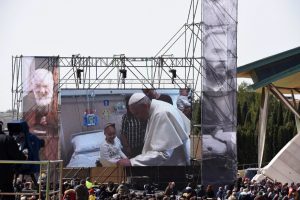 Igreja: Francisco condena «crueldade» de sociedade que «descarta» crianças e idosos