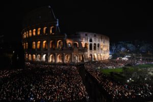 Semana Santa: Vergonha, arrependimento e esperança na Via-Sacra do Papa, no Coliseu de Roma