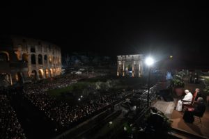 Oração do Papa no final da Via-Sacra no Coliseu de Roma