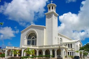 Vaticano: Tribunal condena arcebispo de Guam após julgamento sobre abusos sexuais
