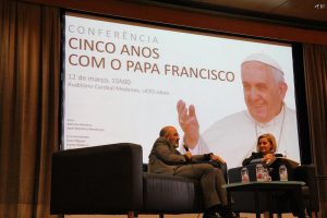 Francisco/5.º aniversário: O casaco «número 89» e o silêncio do Papa no retiro de Quaresma