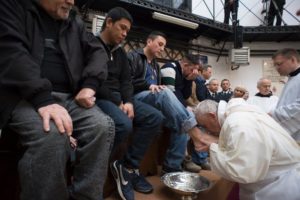 Roma: Papa lavou os pés a 12 presos e disse que a «pena justa» é «aberta à esperança»