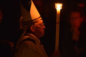 Liturgia: Igreja celebra ressurreição de Jesus com água e fogo, em gestos simbólicos