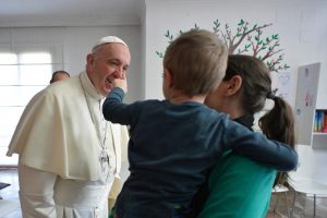 Igreja: Papa faz visita surpresa a casa que acolhe mulheres detidas e seus filhos