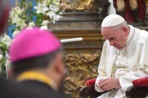 Vaticano: Papa demitiu dois bispos chilenos por abuso de menores