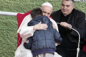 Roma: Papa consola criança que chora pela morte do seu pai, ateu, e pergunta se ele «foi para o Céu» (C/Vídeo)
