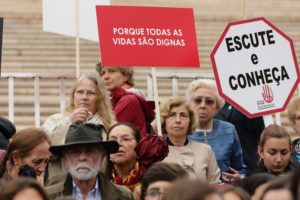 Eutanásia: Centenas de manifestantes levaram mensagem contra a despenalização aos deputados Portugueses