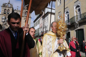 Corpo de Deus: Festa com raízes medievais leva milhares às ruas de Portugal