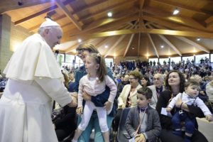 Itália: Papa visita comunidade inspirada nos primeiros cristãos, onde ninguém fecha portas à chave