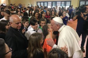 Roma: Papa fez visita surpresa a estudantes e a biblioteca que evoca aluna falecida aos 11 anos com leucemia