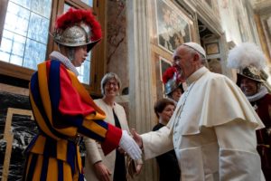 Vaticano: Papa recebeu novos elementos da Guarda Suíça que vão prestar juramento este domingo