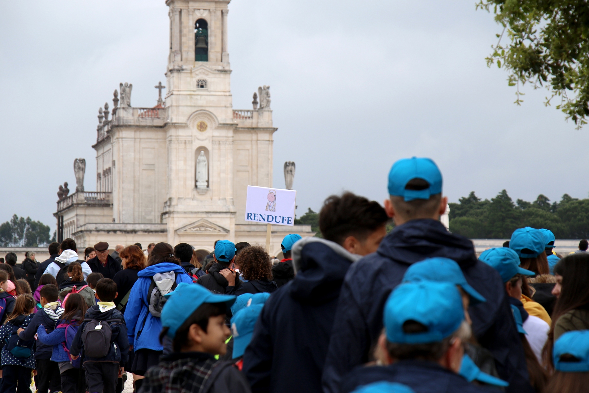 Fátima Milhares De Crianças Encheram Santuário Em Dia De Chuva Para