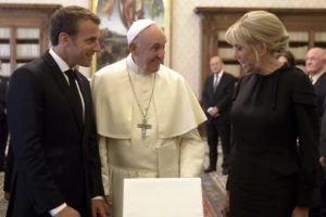 Vaticano: Papa recebeu Emmanuel Macron e ofereceu medalha de São Martinho (c/vídeo)