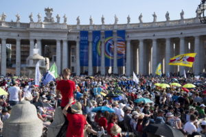 Vaticano: Acólitos «invadiram» Praça de São Pedro para festa com o Papa (c/vídeo)