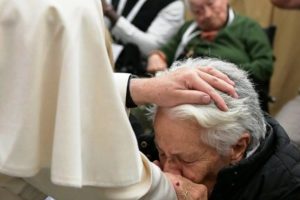 Vaticano: Papa fez visita surpresa a idosa em Roma
