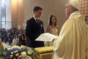 Vaticano: Papa faz «surpresa» a casal de noivos ao celebrar o seu matrimónio