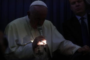 Vaticano: Papa rejeita comentar acusações de antigo núncio que pede a sua renúncia e diz aos jornalistas que tirem «conclusões» da leitura do documento