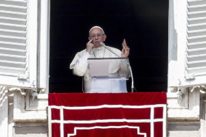 Vaticano: Pobres distribuíram um presente do Papa na Praça de São Pedro