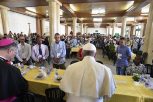 Itália: Papa almoçou com pobres, imigrantes e ex-reclusos em Palermo