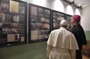 Lituânia: Papa encerra visita com homenagem a vítimas do KGB e do Holocausto (c/vídeo)