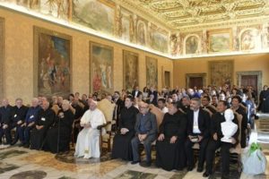 Vaticano: Papa convida a enfrentar desafios da Igreja «sem manias de grandeza»