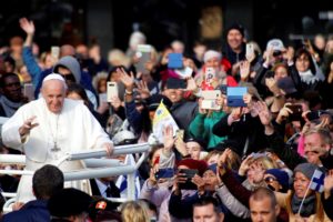 Igreja/Sociedade: Papa questiona quem «vive sem Deus», no adeus ao Báltico