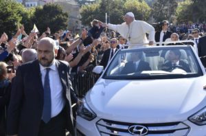 Itália: Banho de multidão recebe Papa na Sicília, para homenagear padre assassinado pela Mafia
