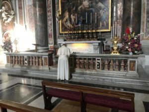 Sínodo 2018: Papa rezou junto ao túmulo de São João Paulo II, figura de referência para milhões de jovens
