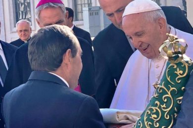 Vaticano: Comitiva da Guarda entregou cobertor típico da região ao Papa