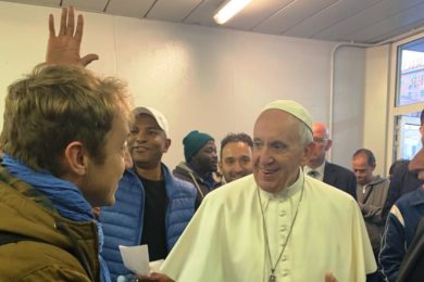 Vaticano: Papa fez visita surpresa a Unidade Móvel de Saúde, na Praça de São Pedro