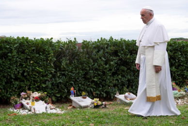 Fiéis Defuntos: Papa rezou junto de campas de bebés por nascer
