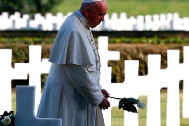 Roma: Papa  visita Cemitério de Laurentino, com «jardim dos anjos» para os bebés nados-mortos
