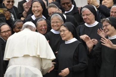 Vaticano: Papa envia mensagem aos religiosos espanhóis, pedindo atenção às situações de sofrimento