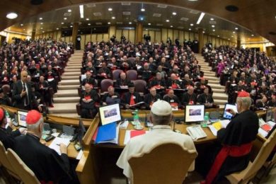 Vaticano: Papa cria comissão para organizar reunião inédita sobre abusos sexuais