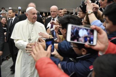 Igreja/Media: Papa defende redescoberta do sentido comunitário perante desafios levantados pelas redes sociais